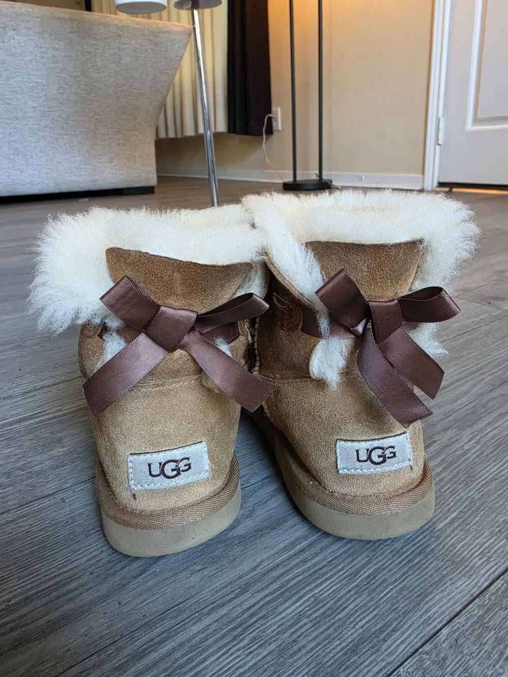 $14‼️ UGG Kids Classic Mini Bailey Bow Suede Boots in Chestnut Size 4, Worn